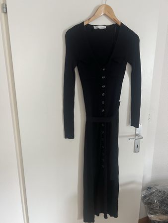 Schwarzes Strickkleid von Zara mit Gürtel, Grösse M
