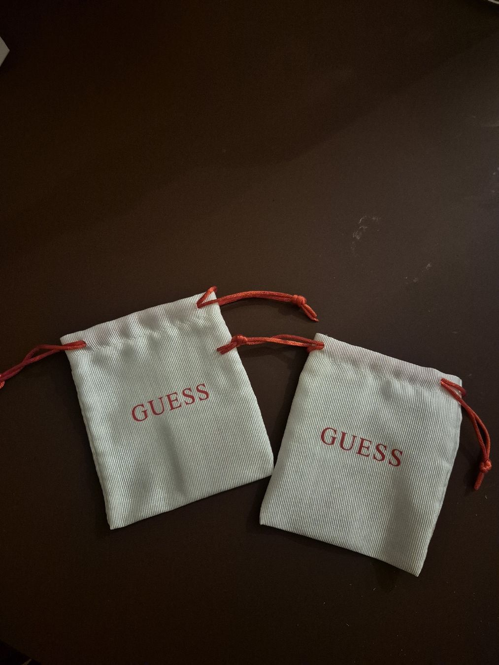 Guess Borse: 2x Guess Schmuckbeutel – Usato da Romanshorn venduto da Enilec02