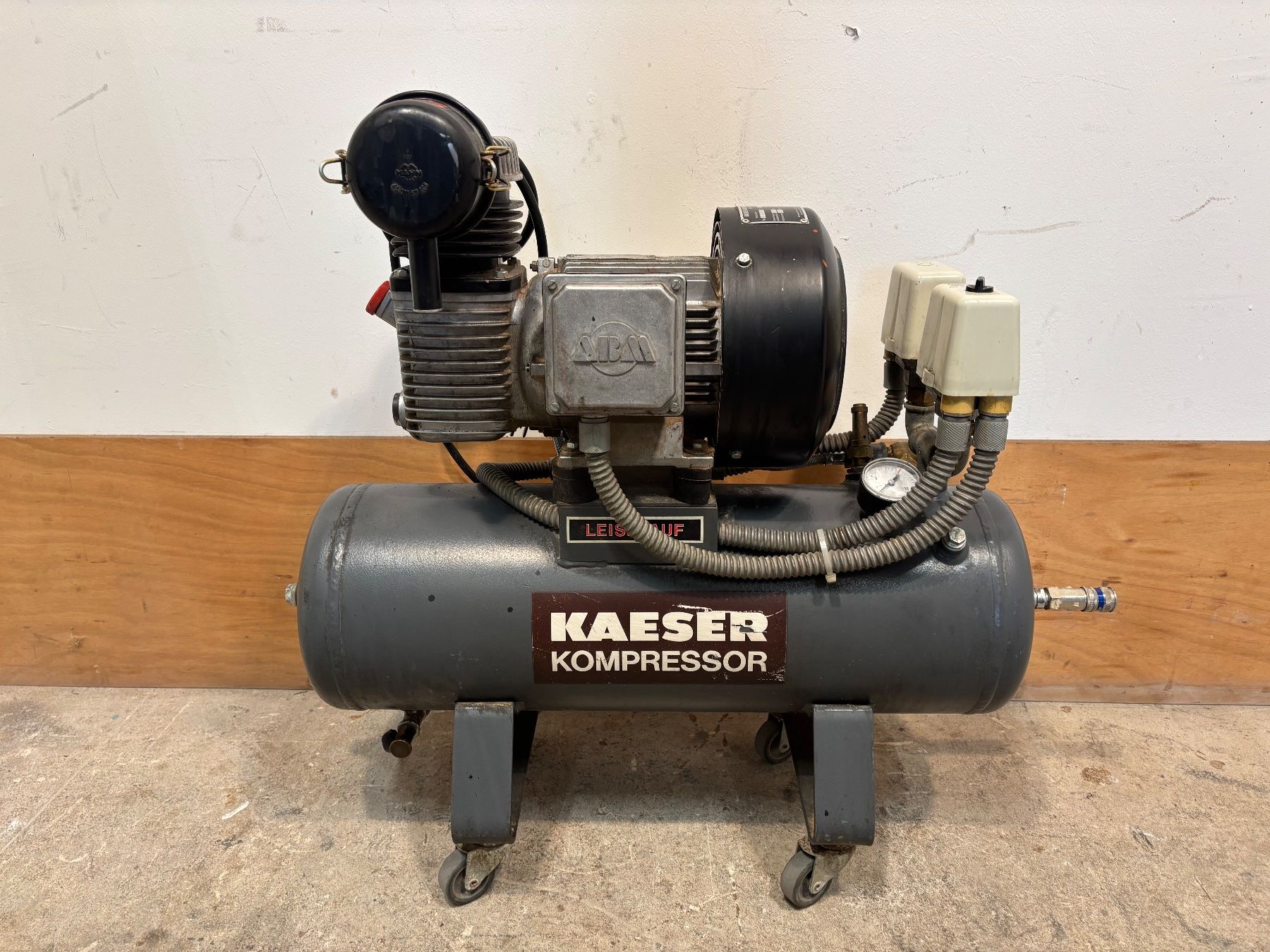 Kaeser Kompressoren: KAESER Kompressor auf Rollen, Druckluft, Luftkompressor – Defekt aus Winterthur von ReUse_Baumarkt