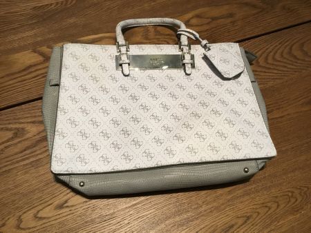 Guess Handtasche - Viel Stauraum