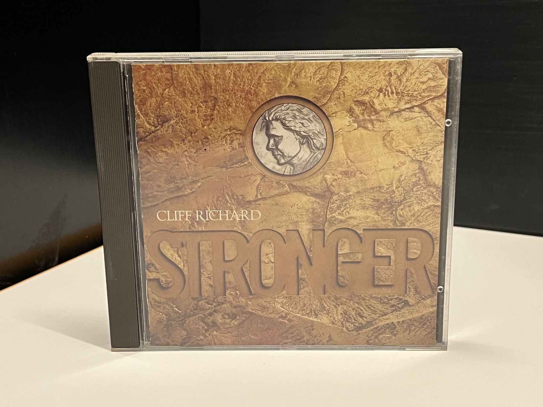 CD: Cliff Richard - Stronger - RA11B – Usato da Küsnacht ZH venduto da Jazztilldawn
