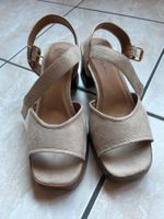 Une paire de sandales en daim
