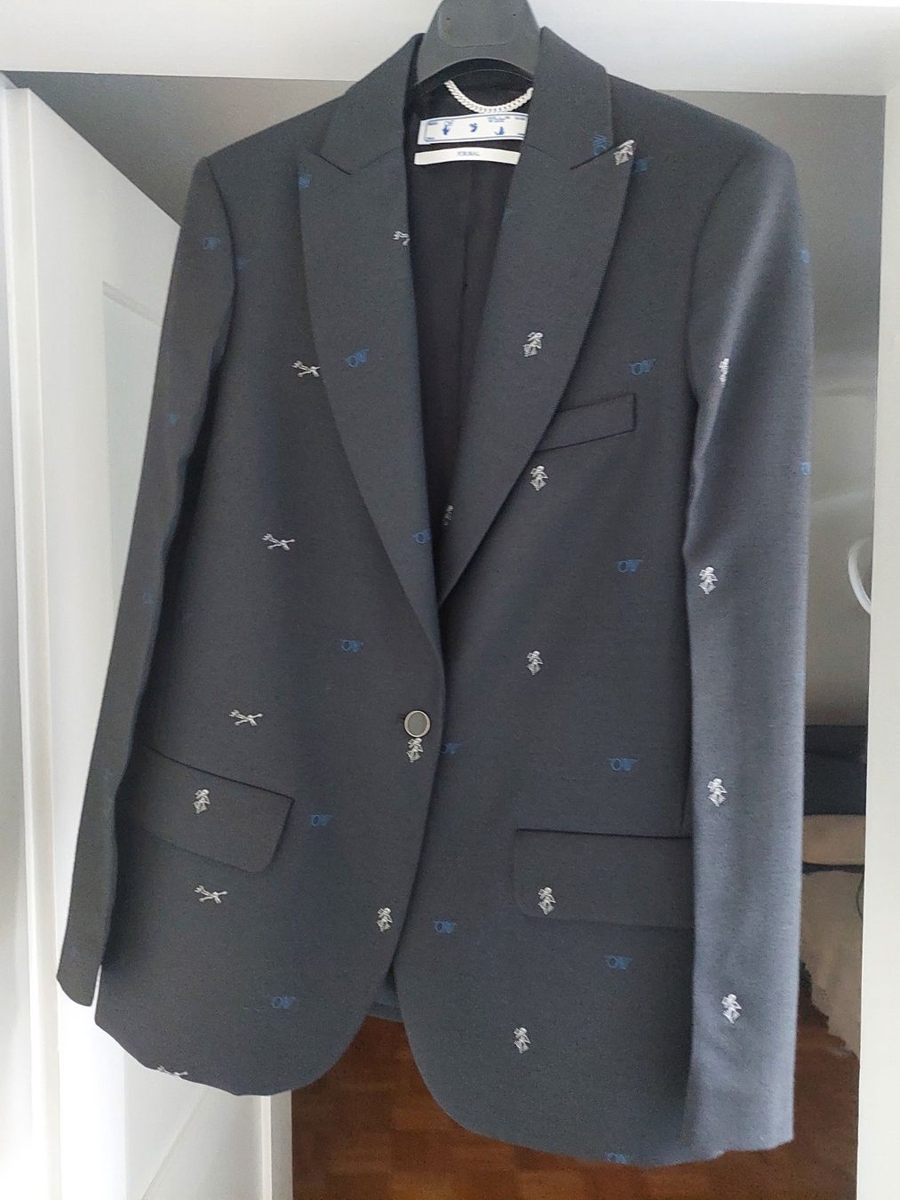 Off-White Giacche: Off-White bestickter Blazer, schwarz, IT42, neuwertig – Nuovo (secondo la descrizione) da Zug venduto da BibiB