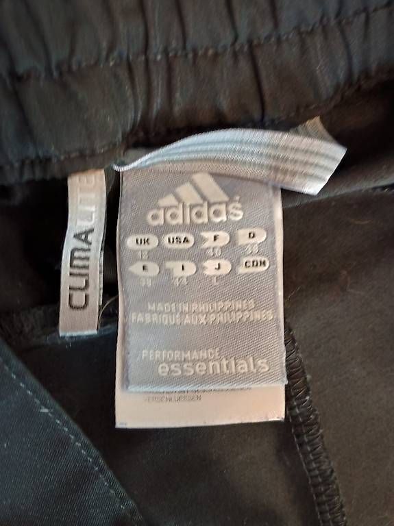 Adidas Pantaloni: Capri Sporthose von Adidas – Usato da Zürich venduto da Melianea 1