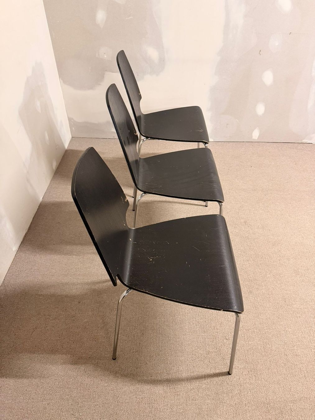 Ikea Chaises: Ikea Vilmar Stuhl in schwarz, stapelbar – D'occasion à Rickenbach ZH par Der-Insider 1