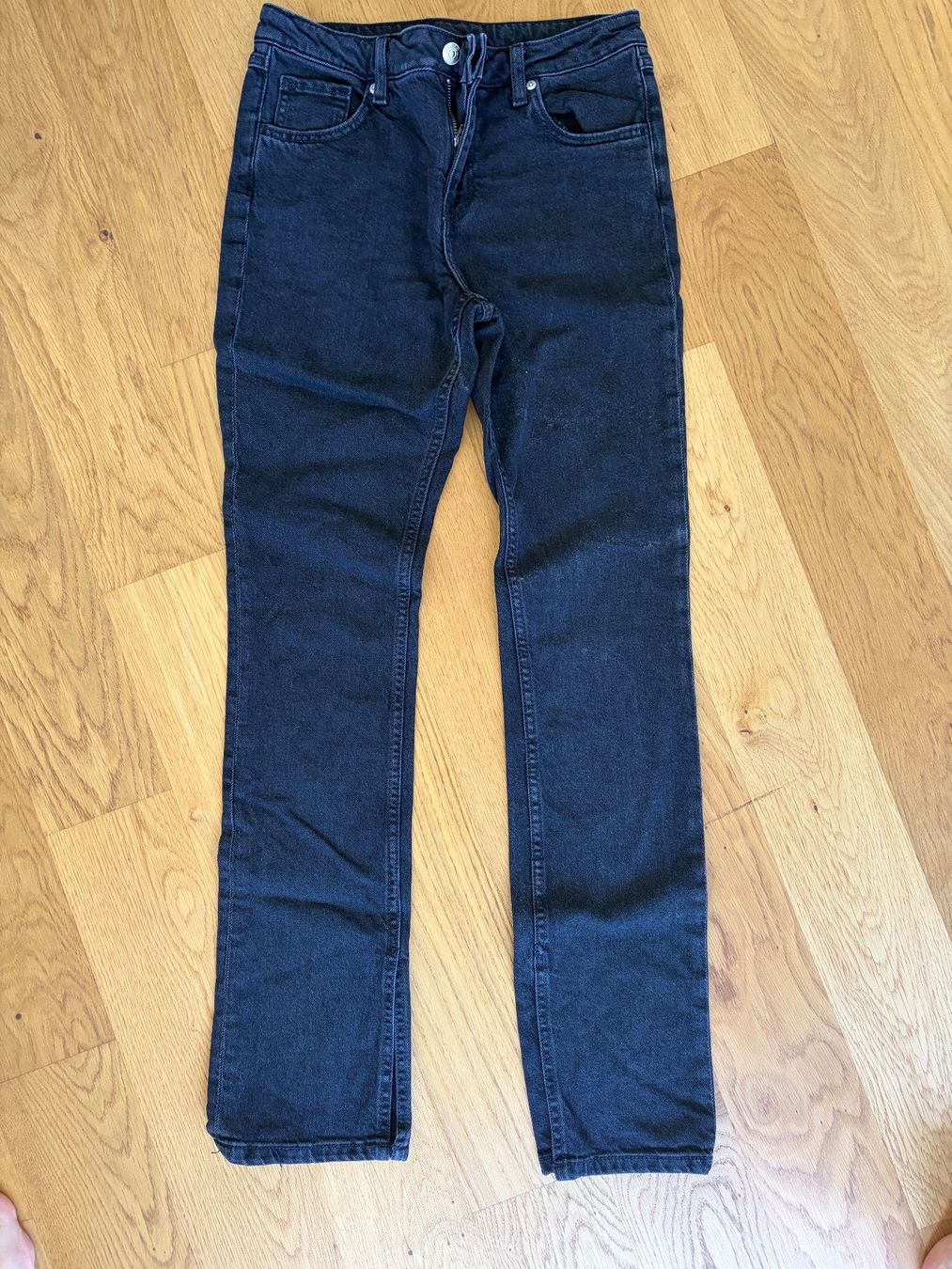 Pepe Jeans Jeans: H&M schwarze Jeans, slim / flared dank Schlitz, Grösse 36 – Usato da Gelterkinden venduto da spasibaia