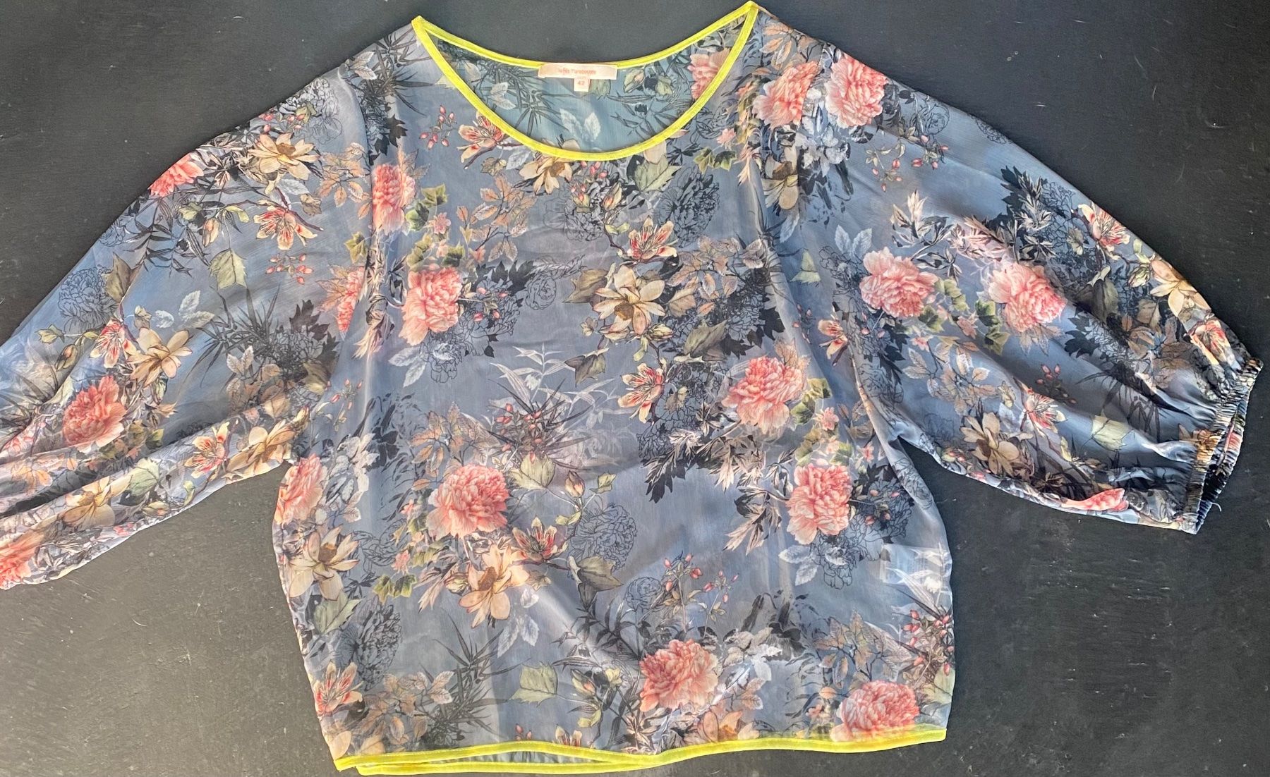 Top: Top grau mit Blumen 38-40 – Usato da Chur venduto da simhofstr
