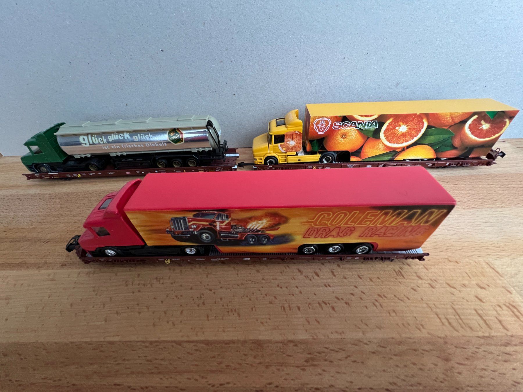 Märklin Modellini di ferrovie: Märklin Hupac Wagen mit div. LKW – Usato da Boswil venduto da Jeffmery