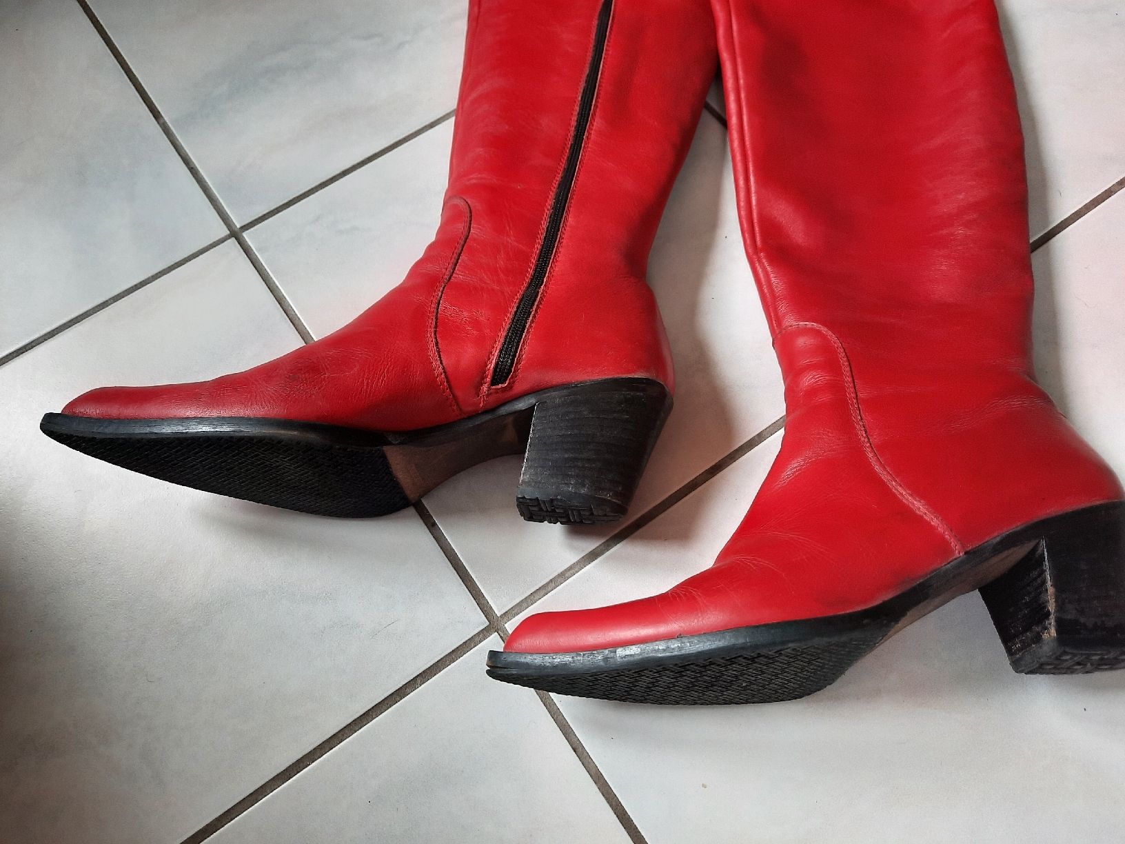 Chaussures femmes: CUISSARDES, en CUIR ROUGE – D'occasion à Le Locle par marylise01 2