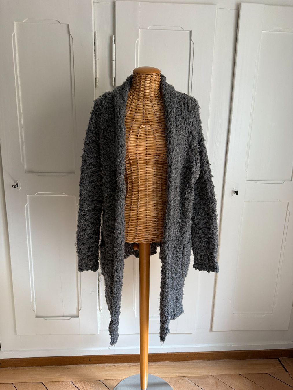 Giacche: REVIEW - Strickjacke grau L – Usato da Zürich venduto da Diazaio