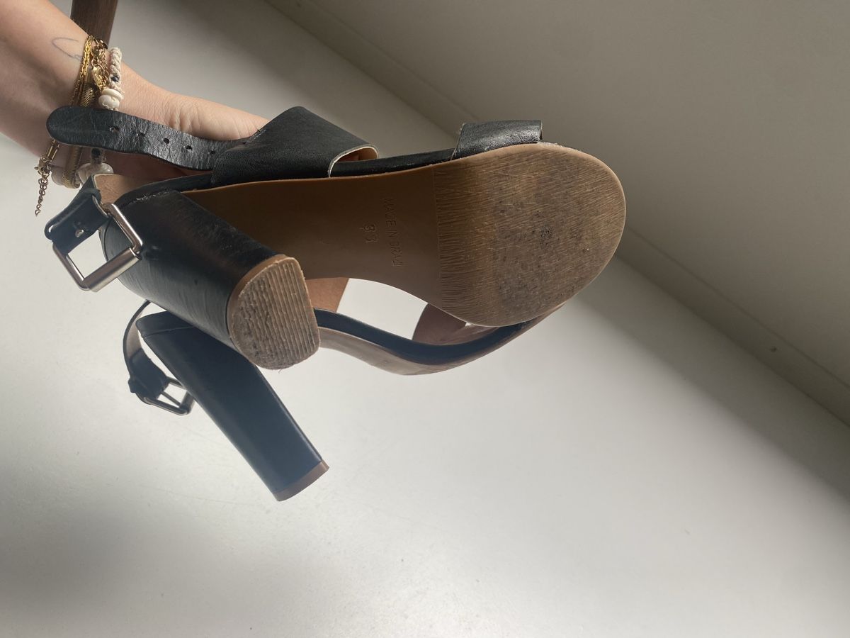 Chaussures femmes: Schwarze Sandaletten mit Blockabsatz – D'occasion à Widen par juinl 1