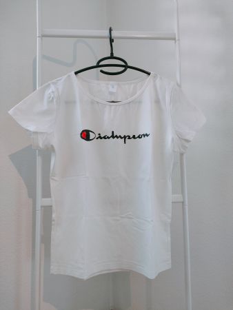 T-Shirt in Weiss mit Champion Muster