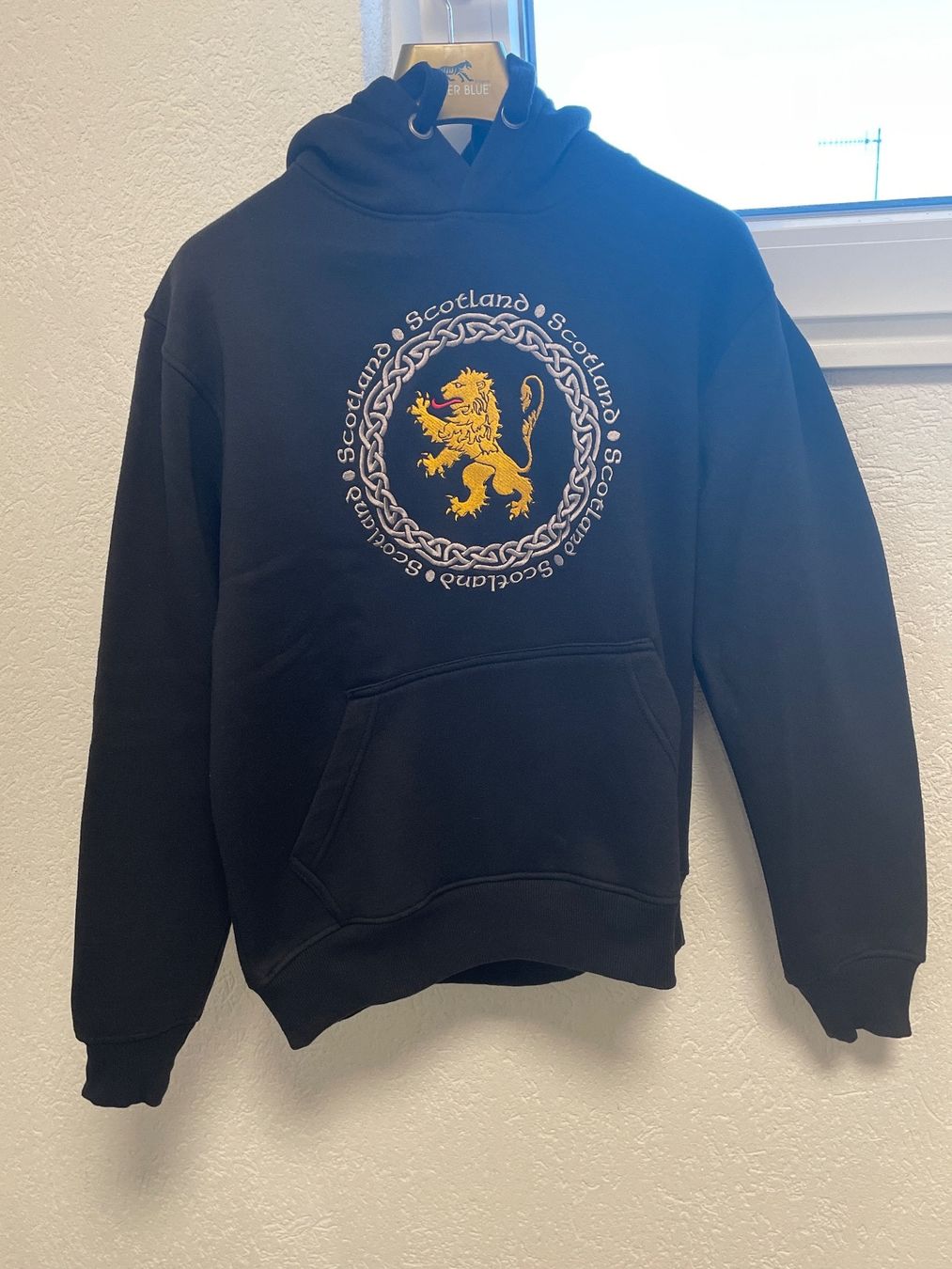 Maglioni & Felpe: Sweat à capuche brodé "Scotland", taille S, noir. – Usato da Yverdon-les-Bains venduto da mar_hg5t