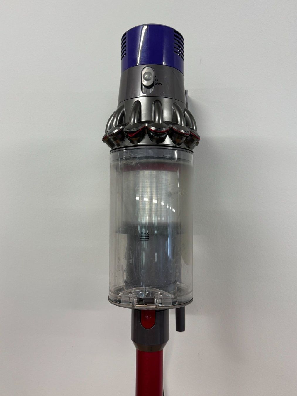 Dyson Aspirapolveri & Accessori: Dyson Cyclone V10 mit Schaden am Gehäuse – Usato da Ebmatingen venduto da Revivetrade 1