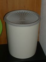 TUPPERWARE ZUM DRÜCKEN IN DIE MITTE  H. 19 CM.