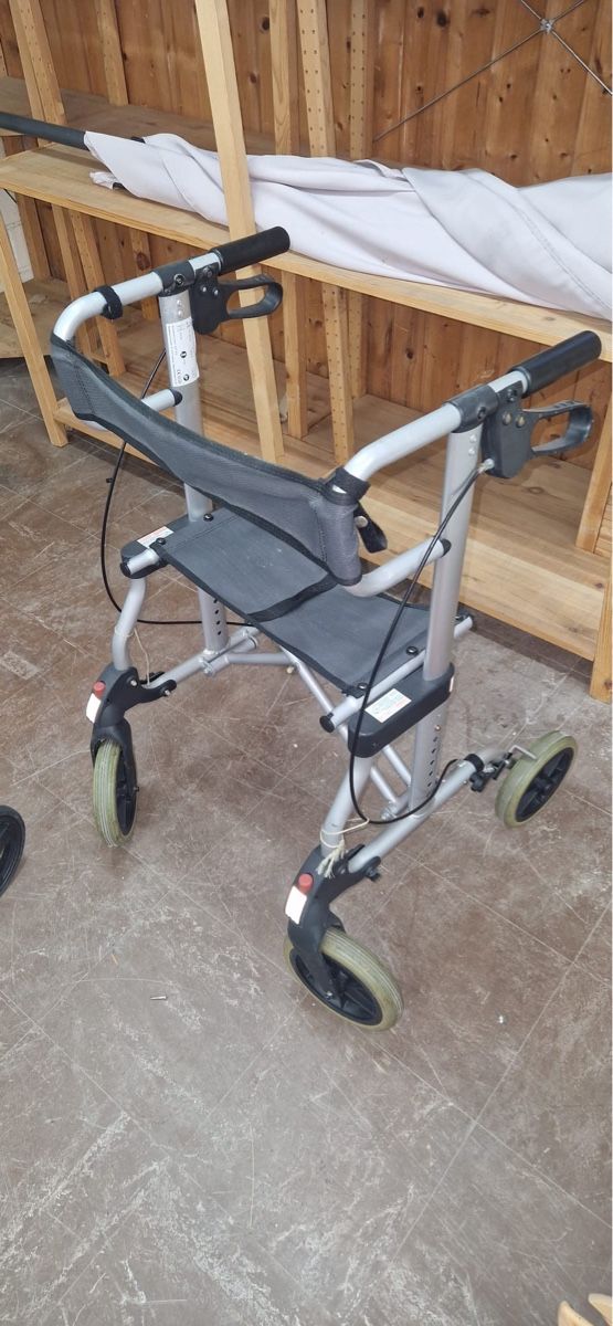 Aides à la marche: Rollator Gehhilfe mit Sitz – D'occasion à Riehen par Hamohaustechnik