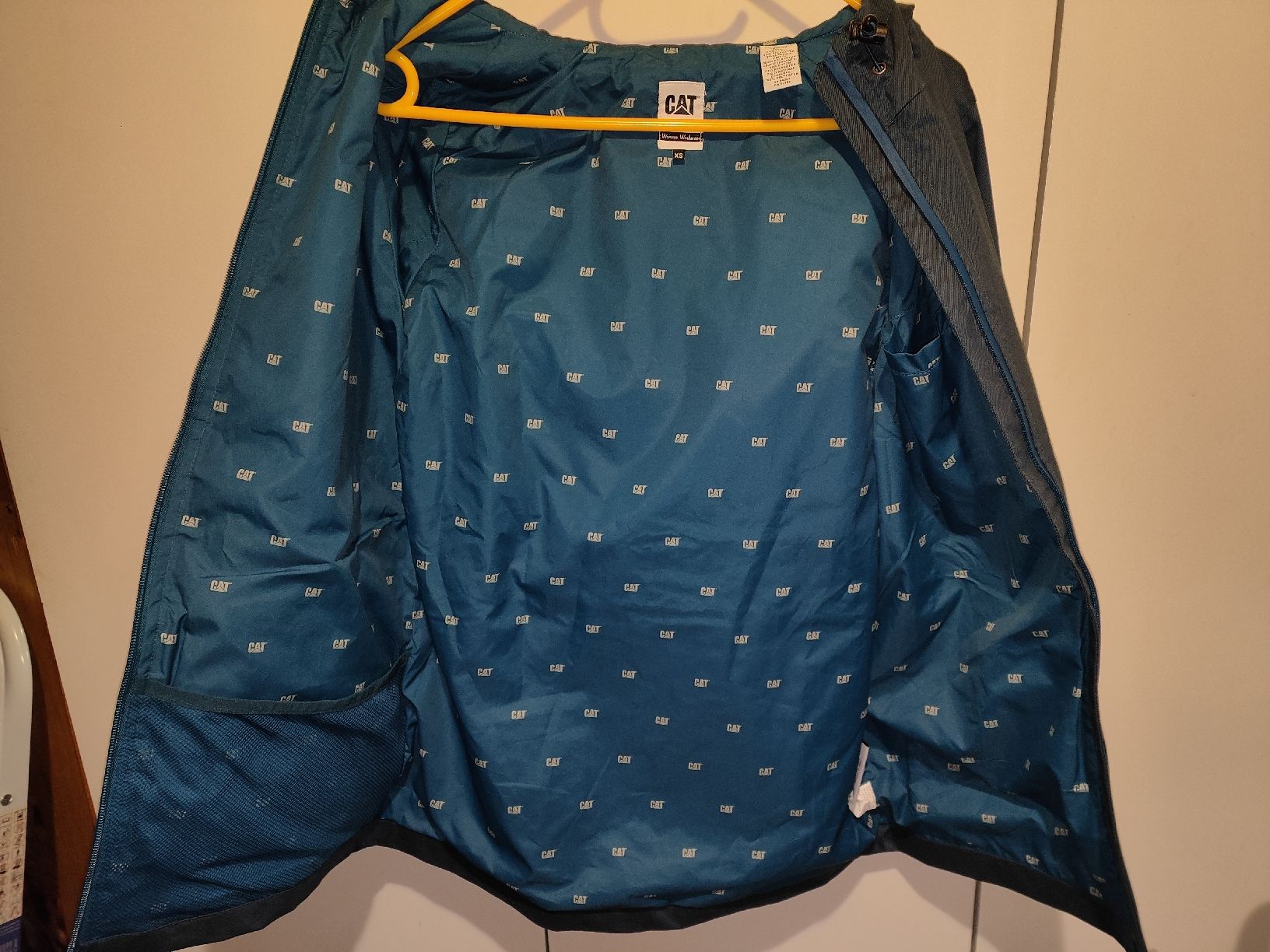 Giacche: Caterpillar (CAT) Damenjacke XS wasserabweisend mit Kapuze – Usato da Rothrist venduto da SiddharthaMoon 4