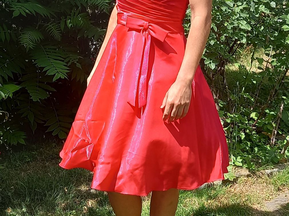 Kleider: Cocktailkleid rot massgeschneidert, Grösse 34-36 – Gebraucht aus Tamins von sem15 7