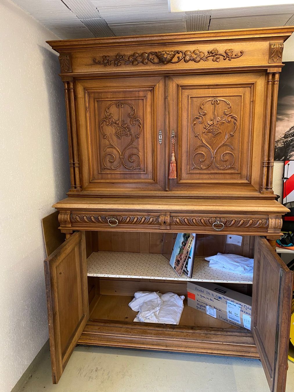 Armadi: Nussbaumkasten Renaissance – Usato da Frick venduto da ms960 1