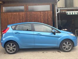 Ford Fiesta 1.25i in hellblau Metallic