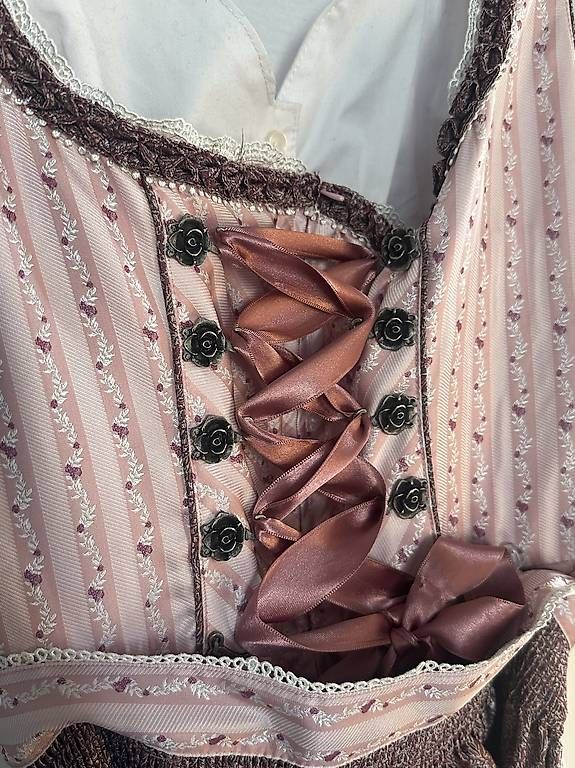 Krüger Vestiti: Krüger Dirndl Gr 38 – Usato da Bern venduto da fabriziaaaaa 2
