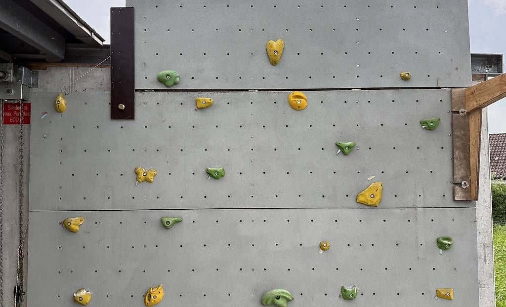 Murs & prises d'escalade: Kletterwand mit Griffe – D'occasion à Rütschelen par BGK2 1