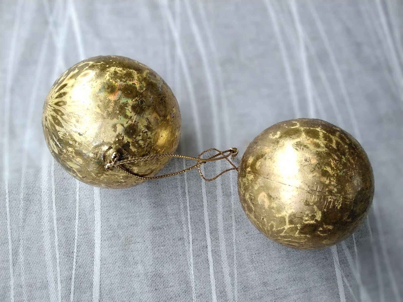 Alle Dekorationen: 2 GOLDENE WEIHNACHTS KUGELN – Gebraucht aus Biel/Bienne von dasi3