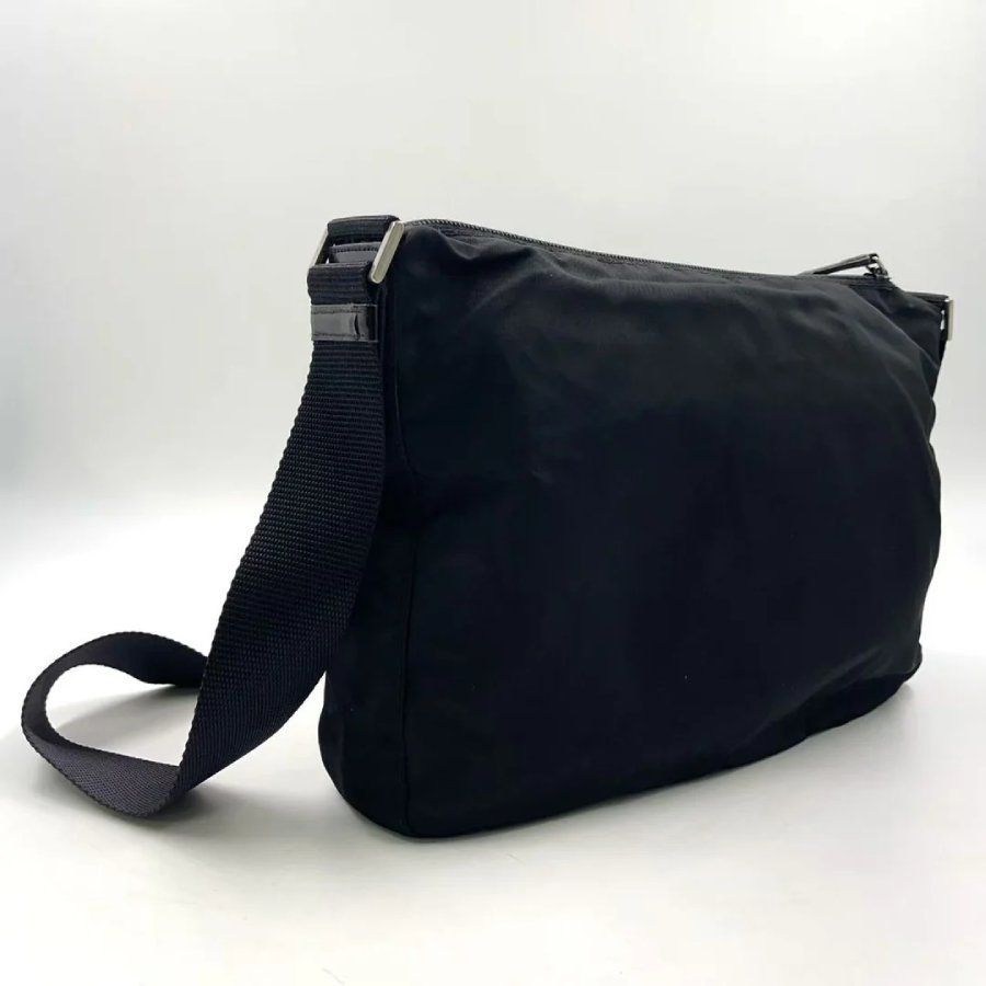 Prada Sacs: Prada Vera Triangle Shoulder Bag – Neuf (Voir description) à Chamoson par Sapoloshop 1