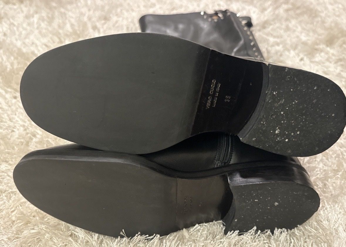 Scarpe da donna: Schwarze Lederstiefel mit Nieten – Usato da Uitikon Waldegg venduto da Amour_Zurich 3