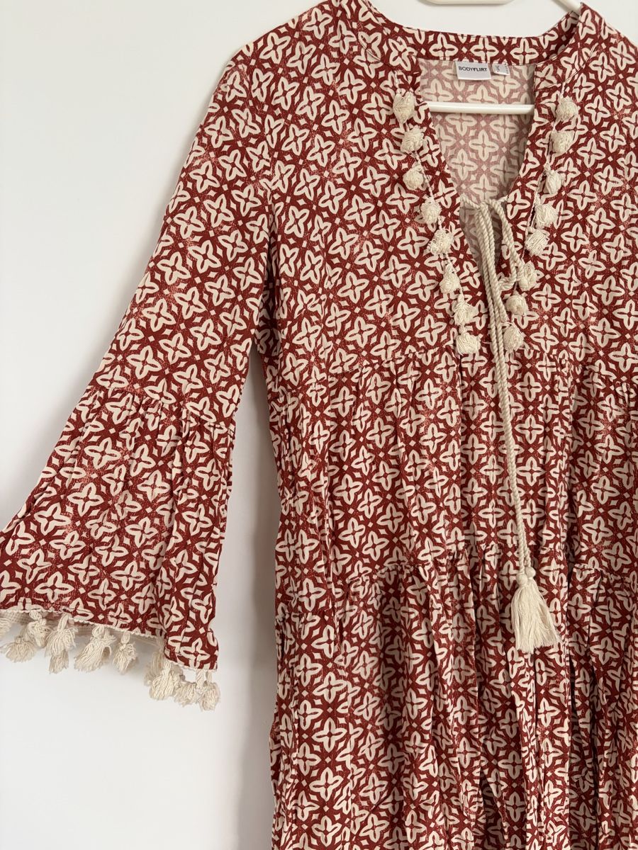 Robes: Gemustertes Kleid mit Zöttelis, Grösse 38 – D'occasion à Zürich par krisiquak12 3