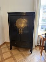 Chinesischer Schrank schwarz mit Messingbeschlägen