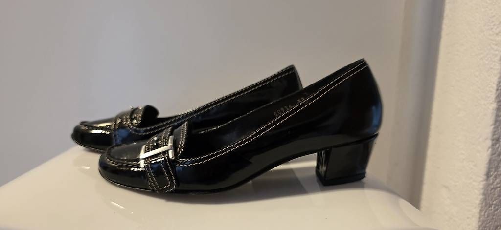 Scarpe da donna: Navyboot Lackleder Loafer, schwarz – Usato da Wolfhausen venduto da LoukAudio 1