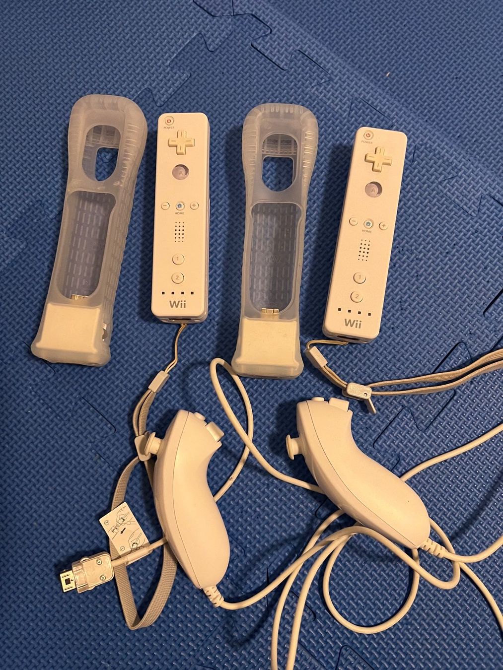 2 original Wii Controller mit 2 original Nunchucks Wi Motion (Gebraucht ...