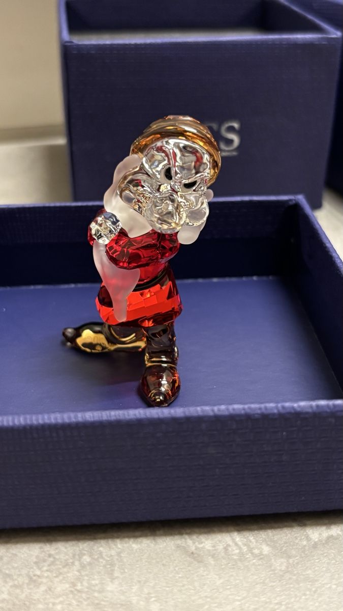 Swarovski Statuette: Swarovski SCS 2019 Exclusive Disney Snow White Grumpy – Nuovo e nell'imballaggio originale da Lausanne venduto da Global.P