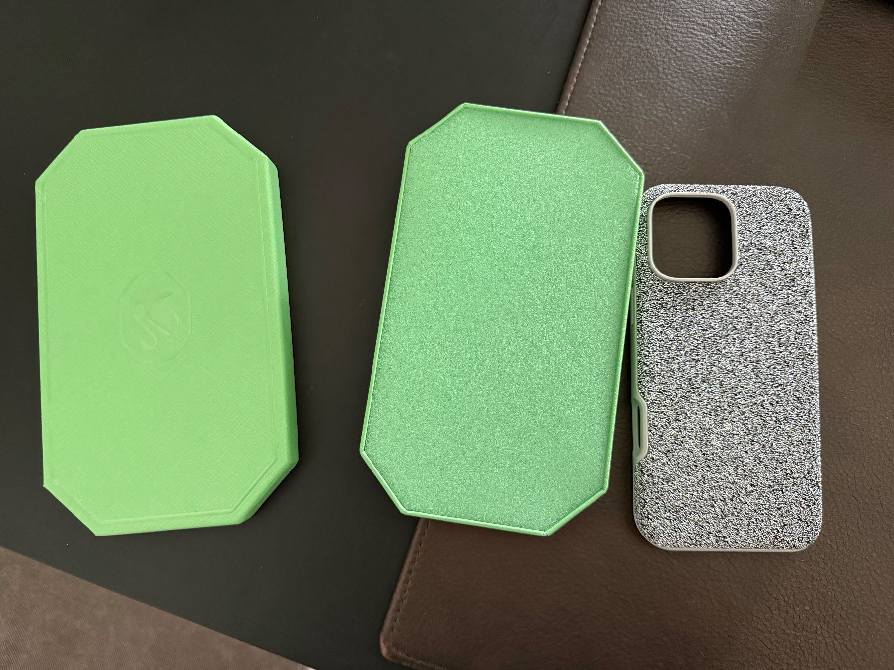 Swarovski Cover & Protezioni schermo: Swarovski Handyhülle silber Iphone 16 pro max – Nuovo e nell'imballaggio originale da Brugg AG venduto da Simone28 1