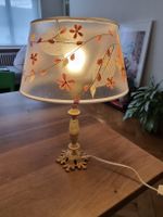 Vintage Tischlampe mit floralem Schirm, goldener Fuss