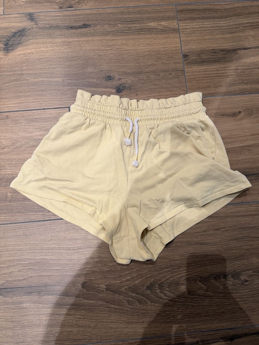 C&A Pantaloni: Sommerliche, hellgelbe Shorts, Grösse L, C&A – Usato da St. Gallen venduto da Xbylucas