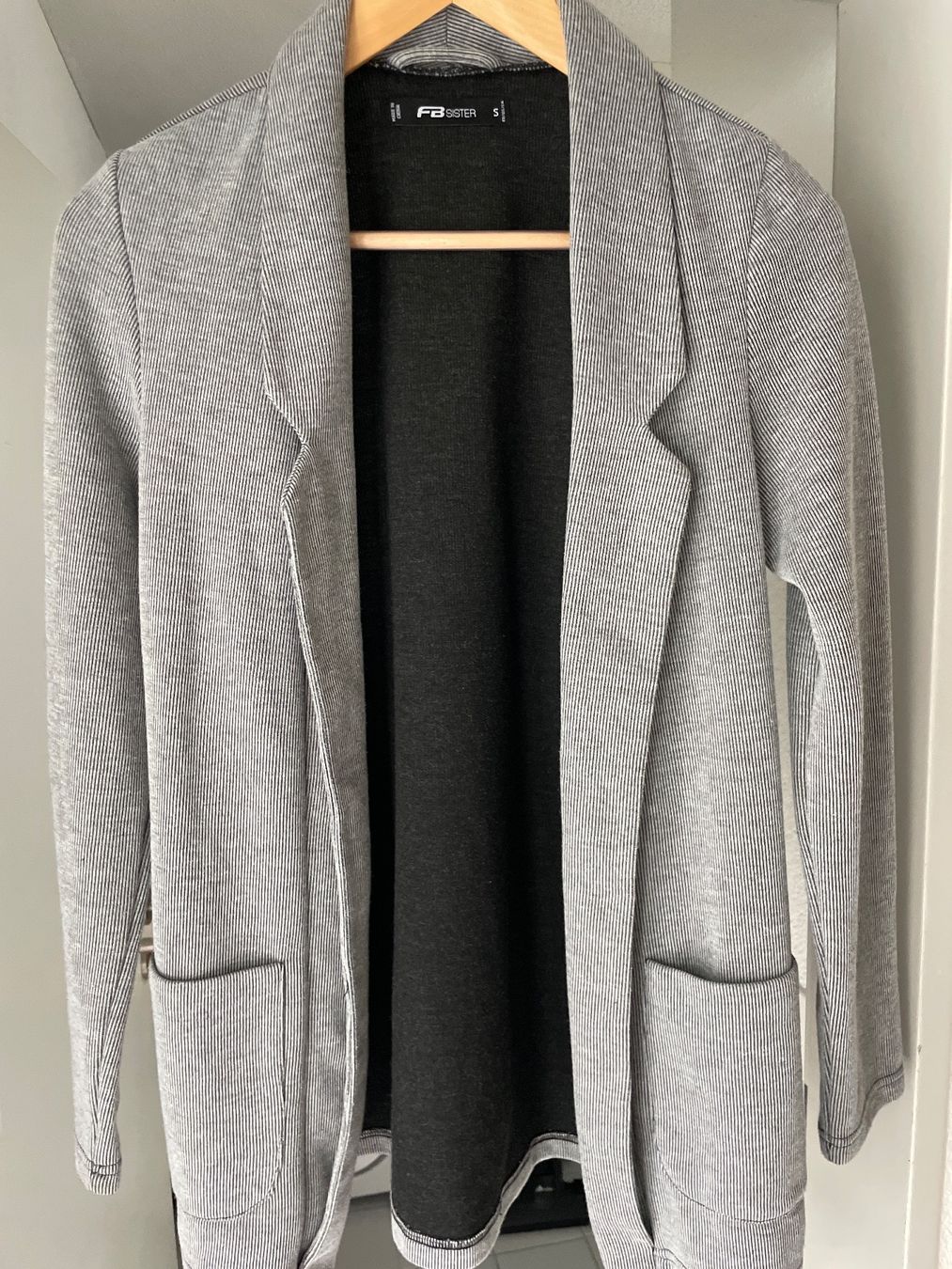 Giacche: Strickjacke Feinripp grau(gestreift) Grösse S – Usato da Küssnacht am Rigi venduto da Monimaus03