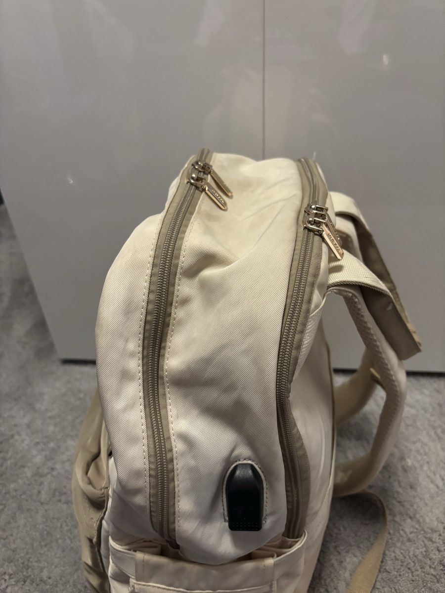 Zaini: Rucksack beige mit USB Anschluss – Usato da Winterthur venduto da van_8fsq 2