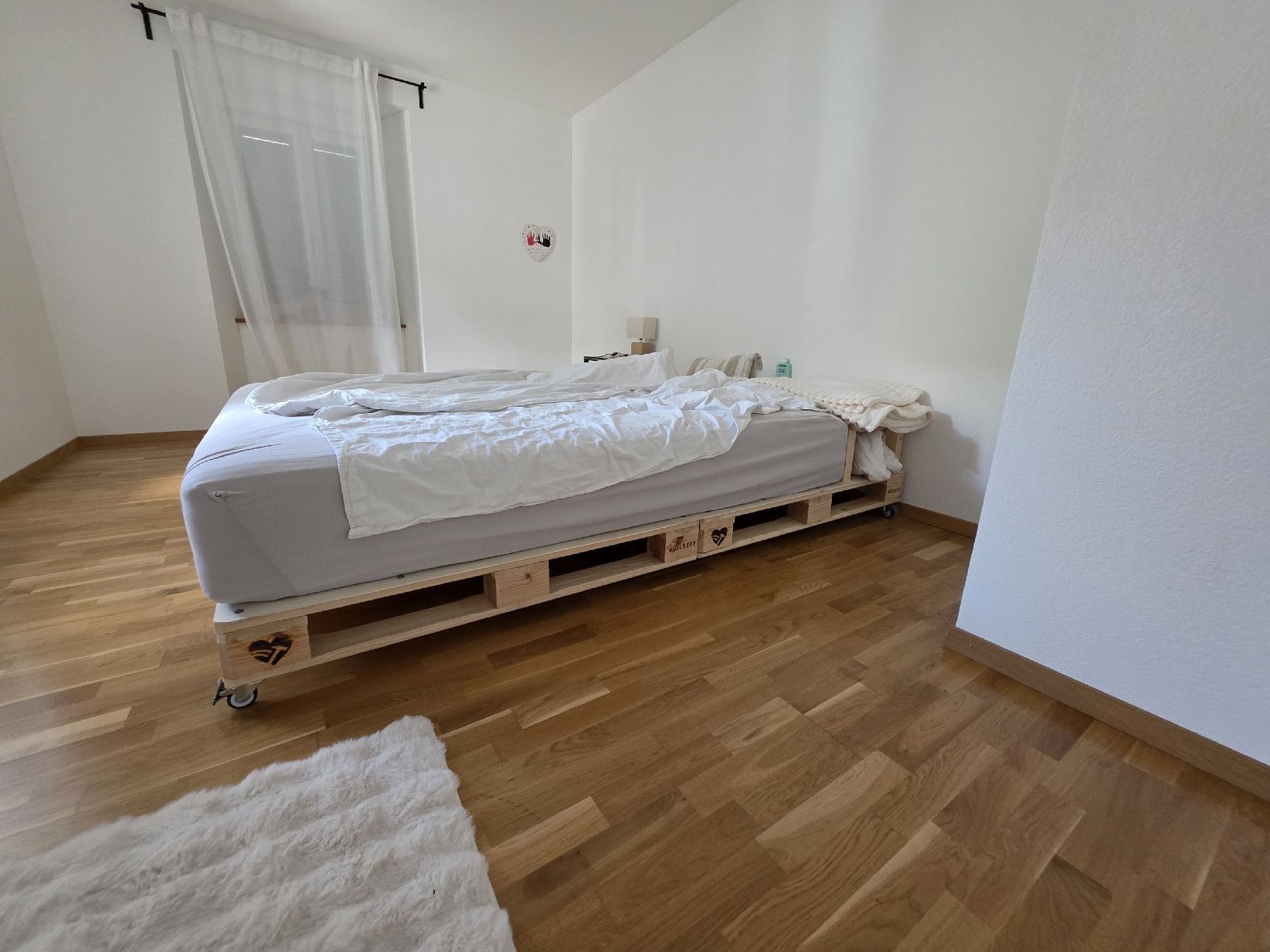 Betten: Bettgestell Palettenbau mit Rollen  – Gebraucht aus Lommiswil von Christian.Laslo