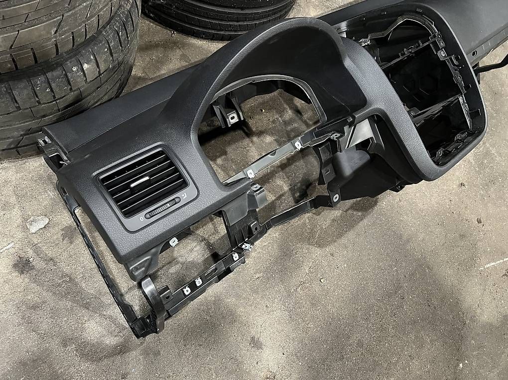 Volkswagen Alle Autoersatzteile: Armaturenbrett von VW Golf 5 – Gebraucht aus Safenwil von vw-teile 1