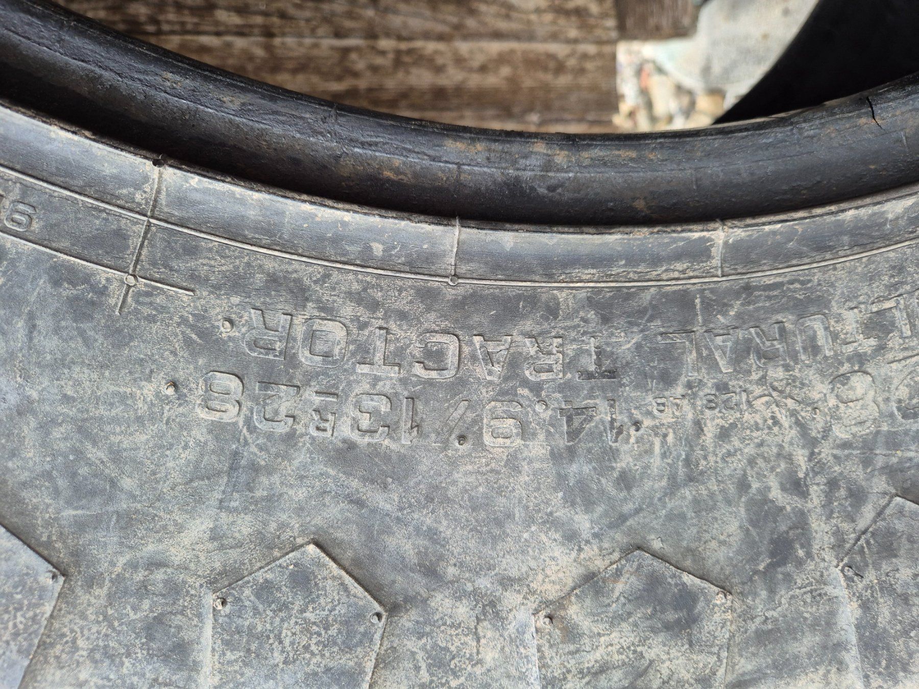 Pirelli Pneumatici & Ruote complete: Traktorenpneu 14.9R28 – Usato da Au ZH venduto da Steyr8055 1