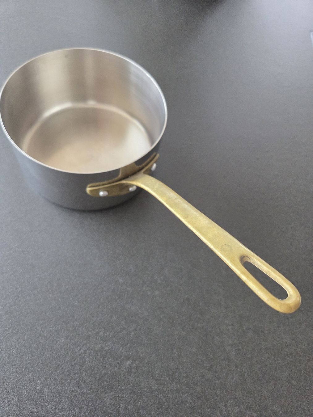 Padelle: Antiker Edelstahl Topf mit Messinggriff 500ml. – Usato da Rickenbach Sulz venduto da Kodachrom