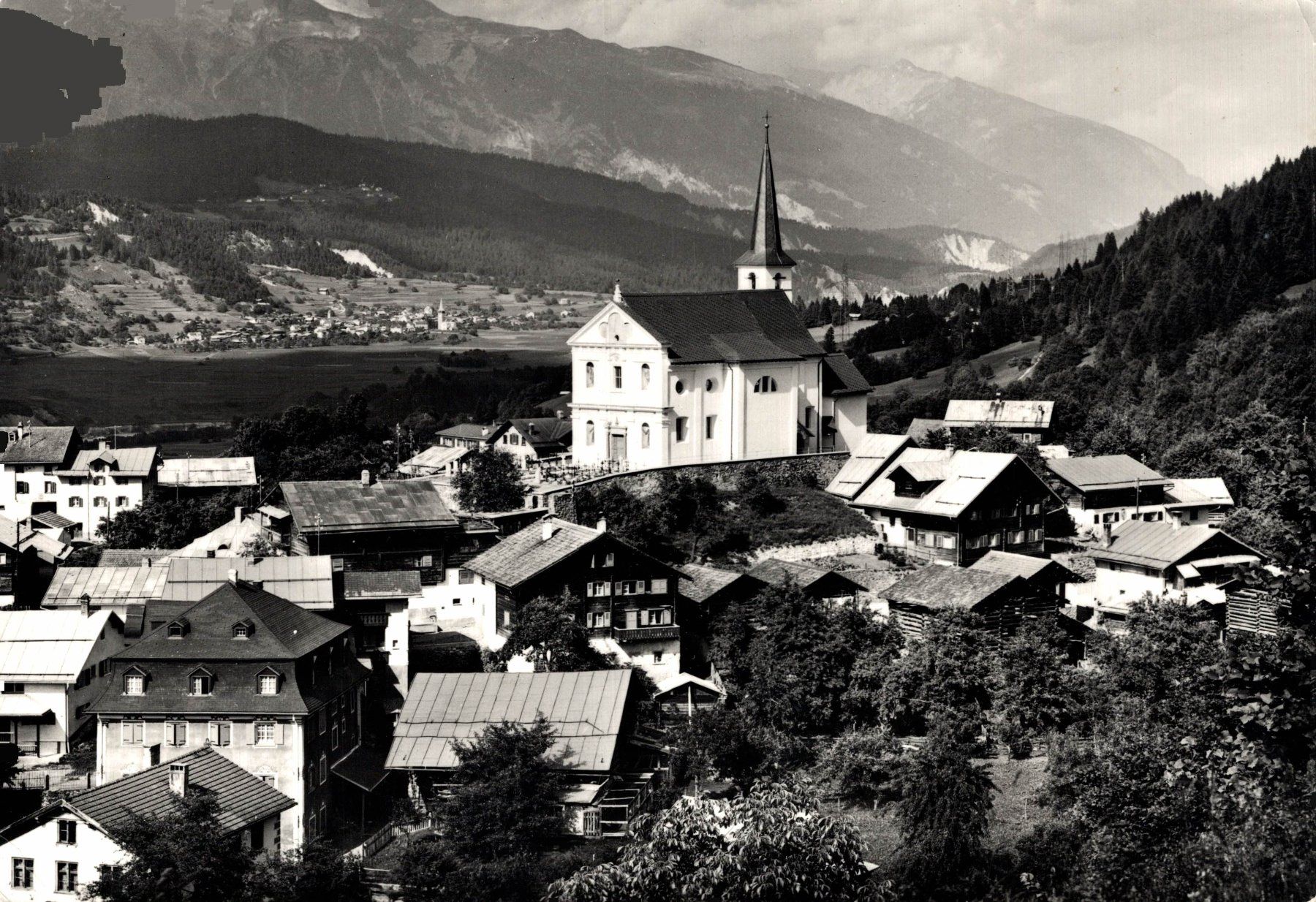 Cartoline postali: Pfarrkirche Sevgein GR mit Dorfteil – Usato da Bronschhofen venduto da Astore