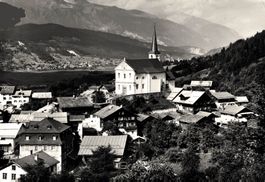 Pfarrkirche Sevgein GR mit Dorfteil