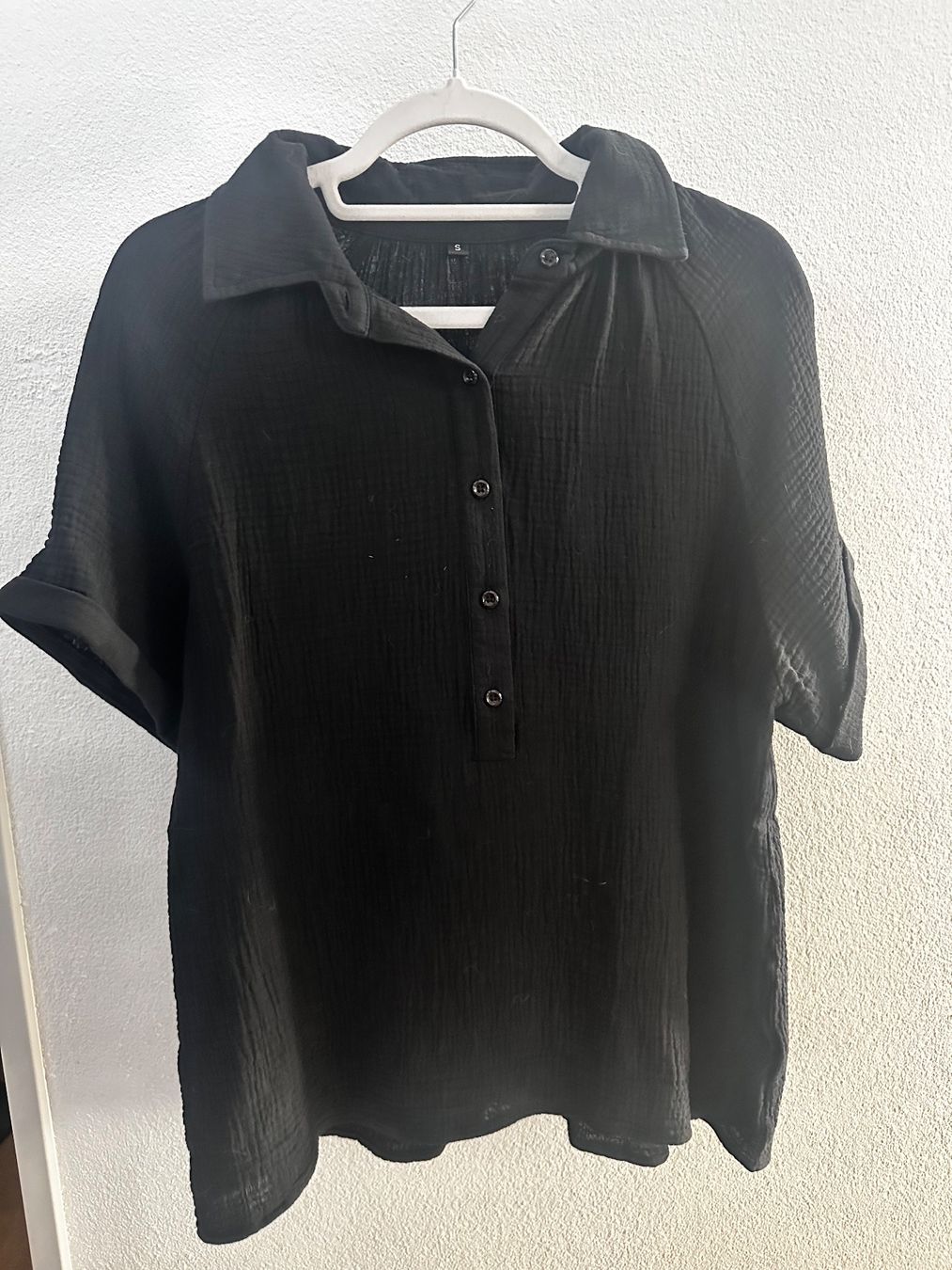 Blusen: SCHWARZE BLUSE MIT KURZARM, GRÖSSE S – Gebraucht aus Haldenstein von enie123