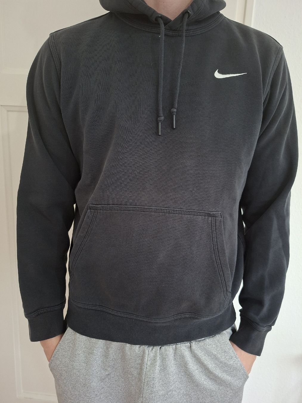Nike Pullover & Sweatshirts: Pull Nike noir à capuche, – Gebraucht aus Renens VD von ser_j2fn 2