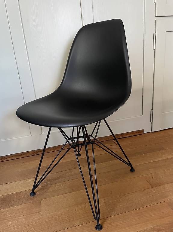 Vitra Sedie: Vitra - Eames Plastic Side Chair DSR schwarz – Usato da Staufen venduto da Anira05