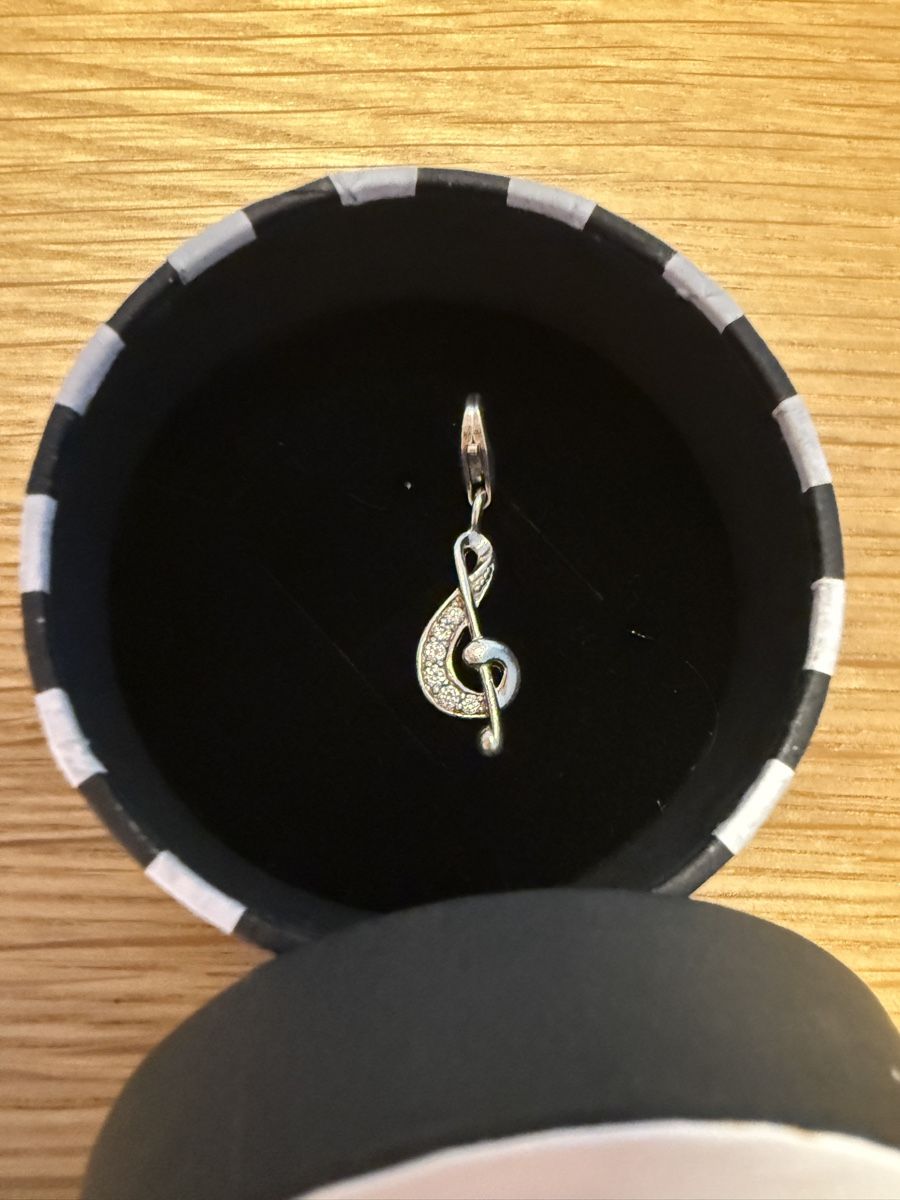 Thomas Sabo Pendentifs: Thomas Sabo Notenschlüssel mit Steinen Charm – D'occasion à St. Gallen par lau_5ffy
