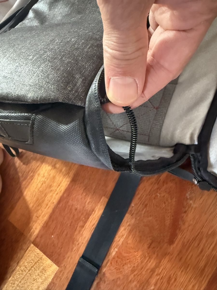 Peak Design Sacs à dos: Peak Design Rucksack mit defektem Reissverschluss – Défectueux à Effretikon par Phihaas 4